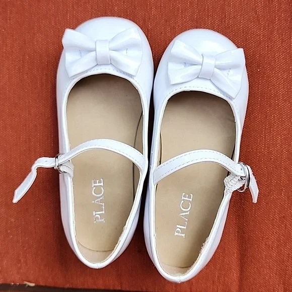 Children's Place Girls White Dress Shoe - Picture 2 of 6